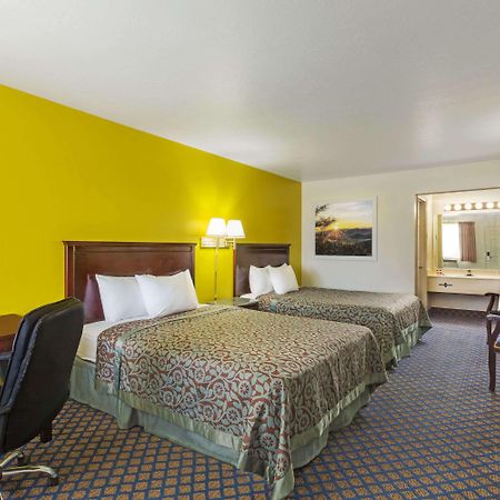 Days Inn By Wyndham Delta Екстериор снимка